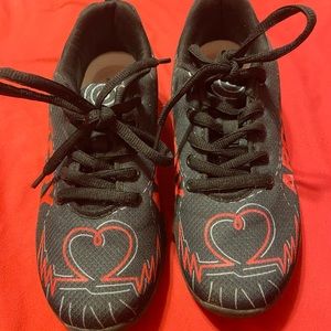 Women’s Size 8 archery tennis shoes. Only been worn once.